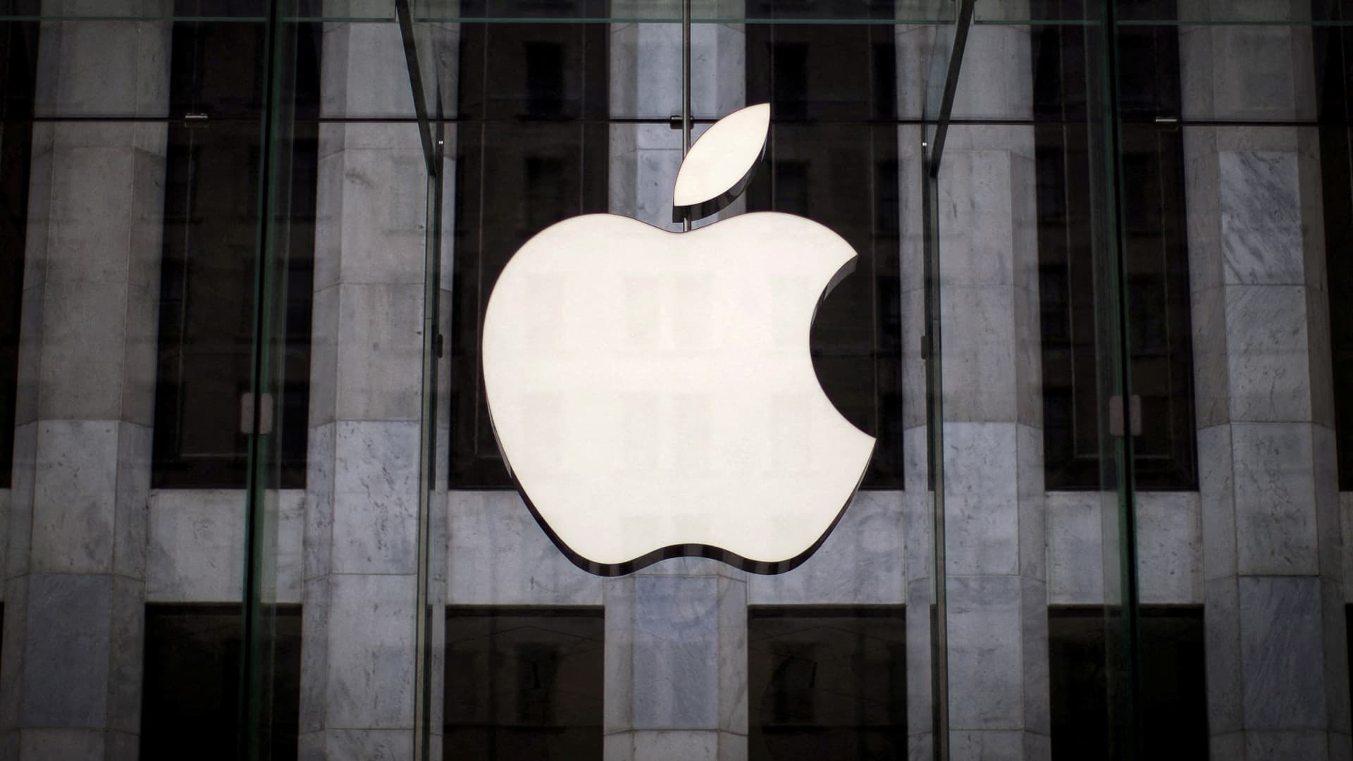 Apple proves once again it is the ultimate cash machine. How to trade the stock from here