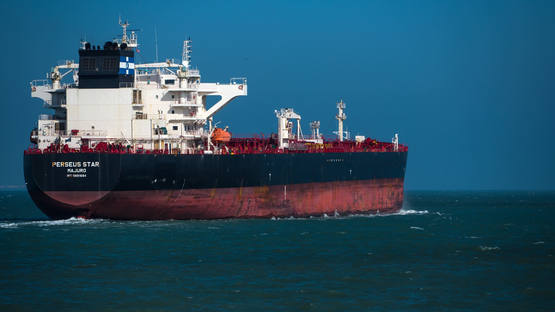 U.S. crude oil exports surge to record as tankers flock to Gulf Coast