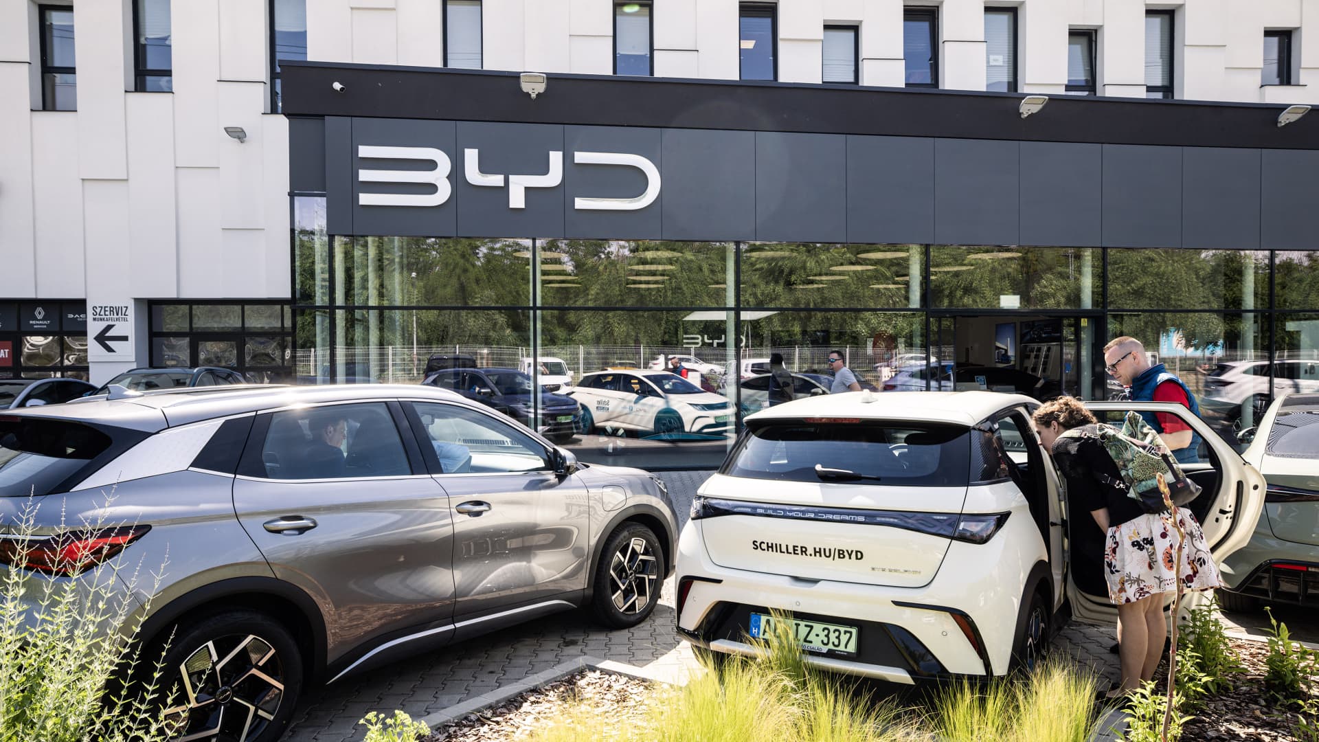 Trump warned over China autos in U.S.