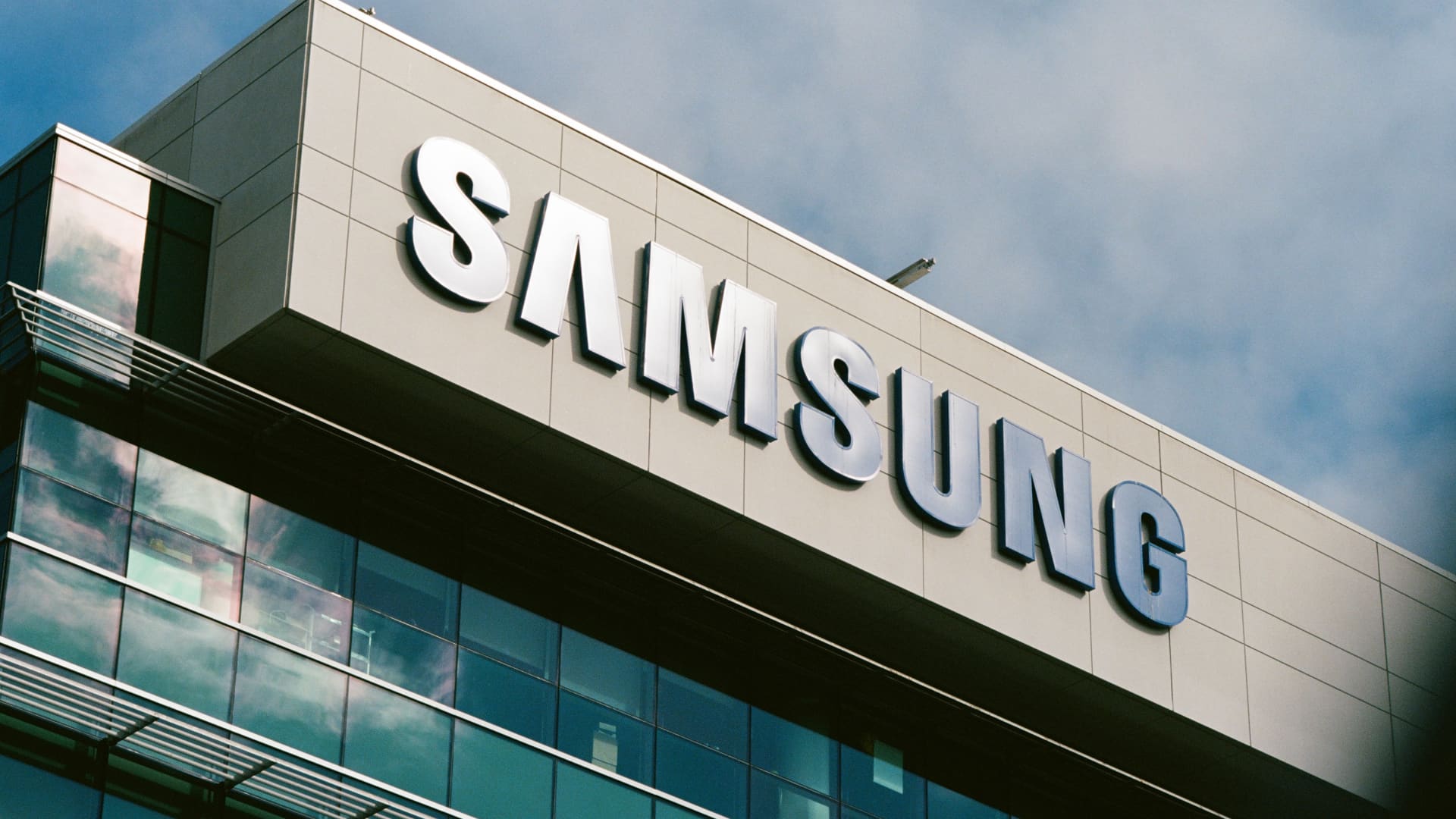 Samsung hits  trillion valuation as AI rally lifts shares over 10%