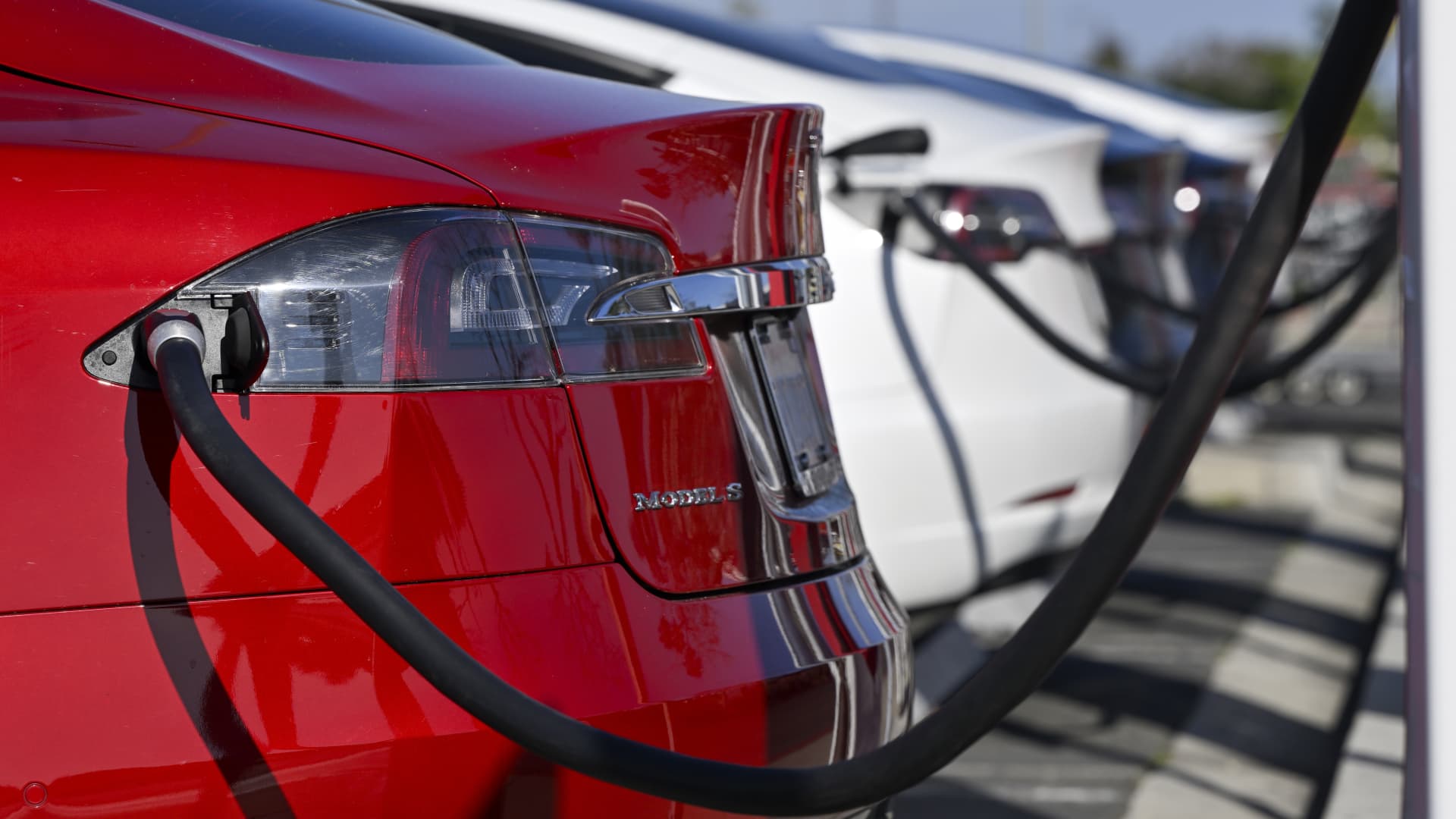 House lawmakers propose 0 annual EV fee to pay for road repairs
