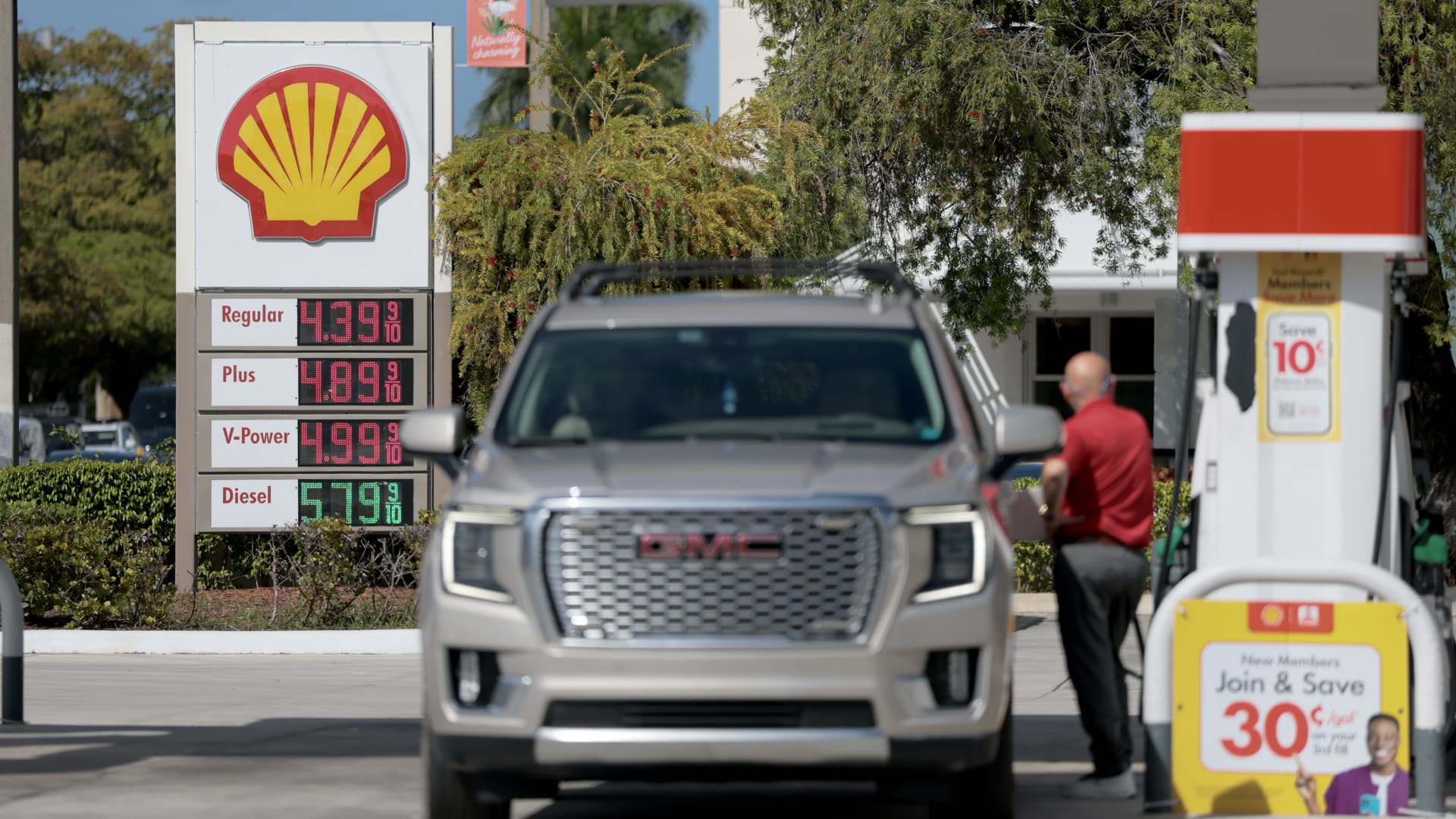 Car payments squeeze Americans as auto debt hits .68 trillion: Report