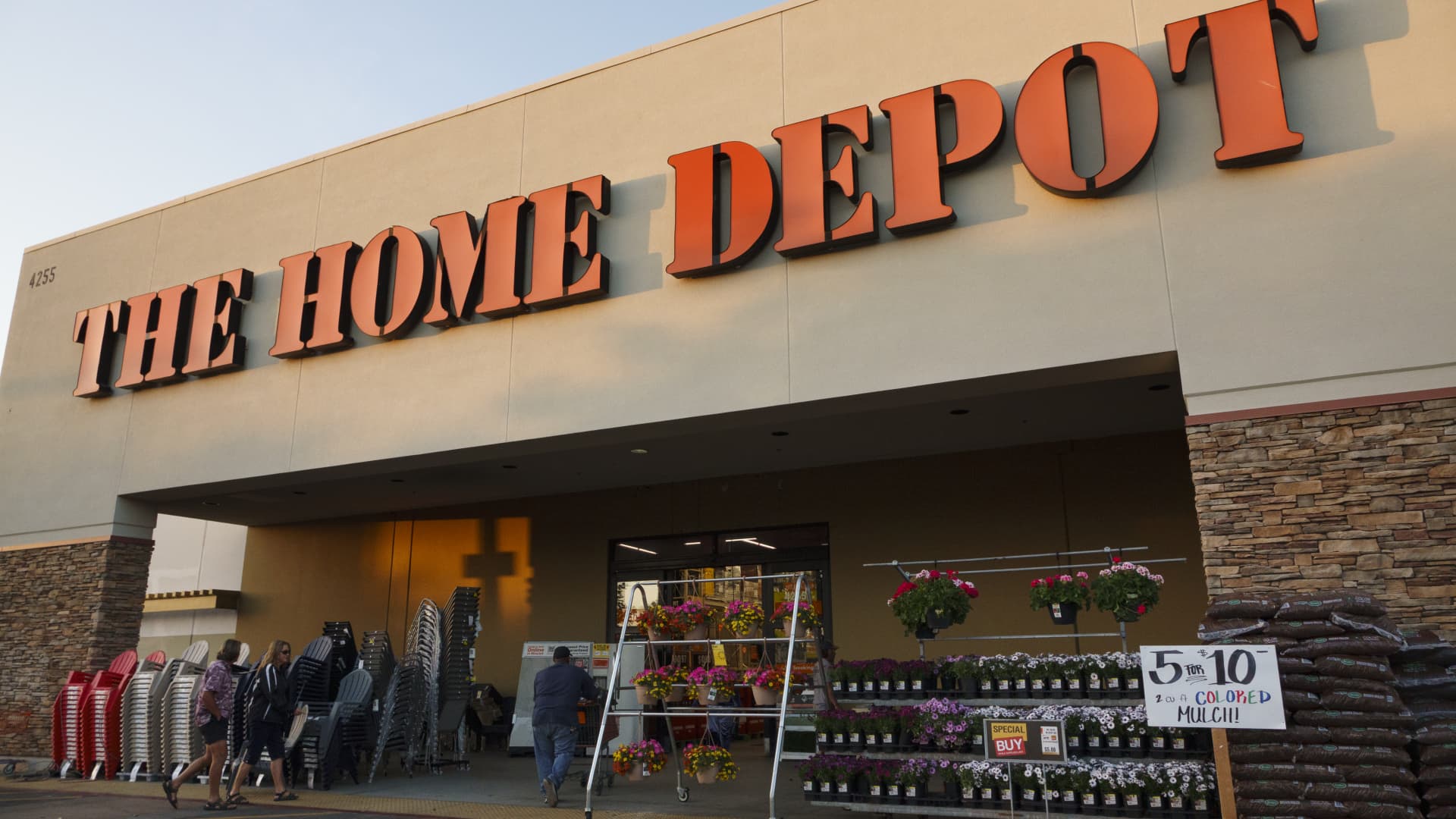 Retail stocks are ailing on fears about the U.S. consumer. Will these earnings change that?
