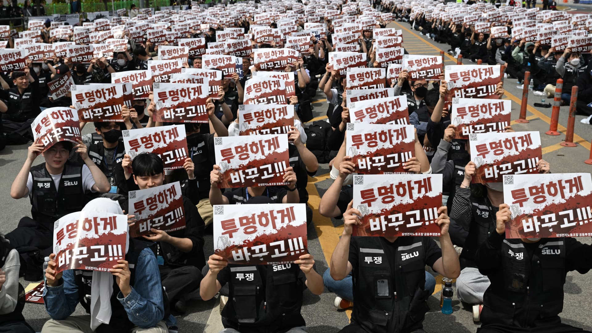 Samsung Electronics recovers  billion intraday wipeout after Seoul steps in to calm strike fears