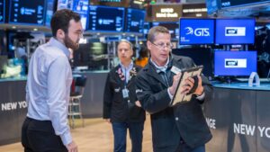 Can the S&P 500 hold on for a 7th weekly gain? Plus, Friday’s best and worst stocks