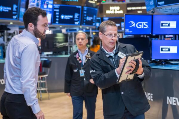 Can the S&P 500 hold on for a 7th weekly gain? Plus, Friday’s best and worst stocks