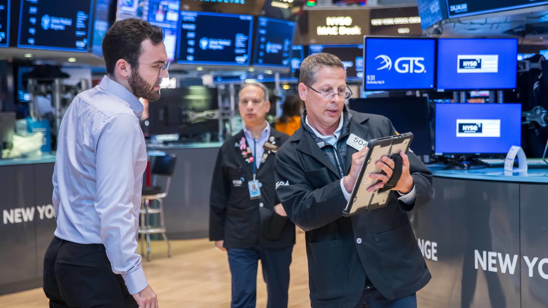 Can the S&P 500 hold on for a 7th weekly gain? Plus, Friday’s best and worst stocks