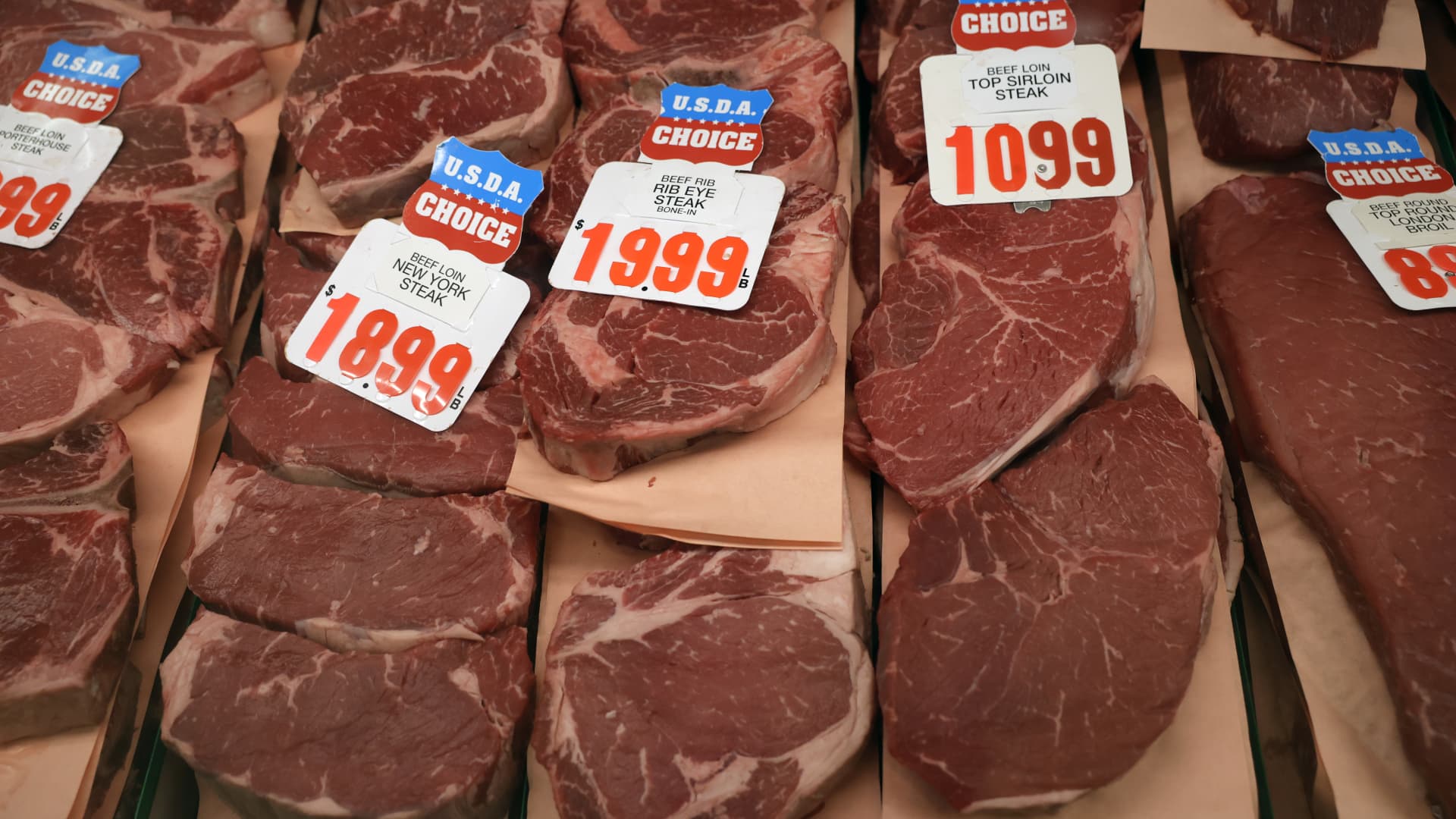 Inflation rate projected to hit 6% in the second quarter, top economic forecasters say