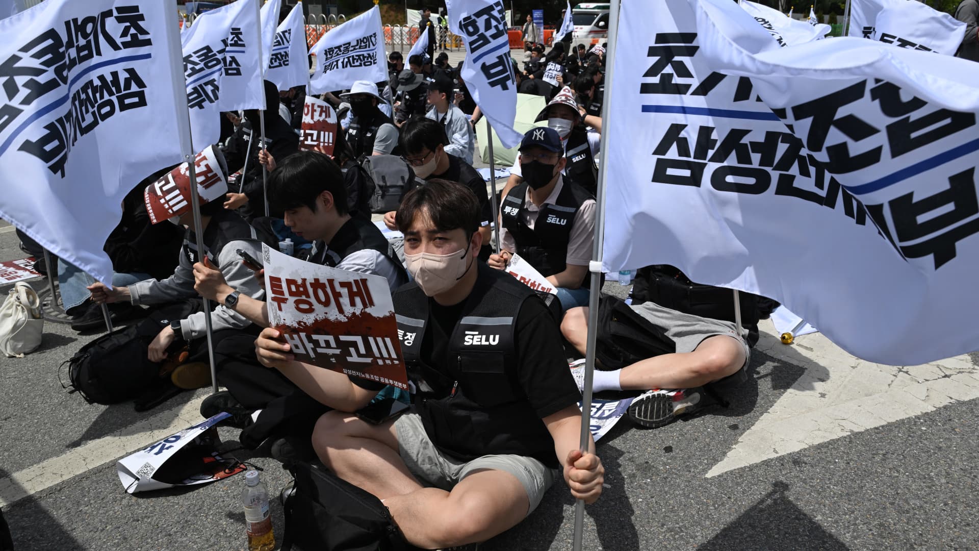 Samsung Electronics shares rallies 6% after union suspends strike following tentative wage deal
