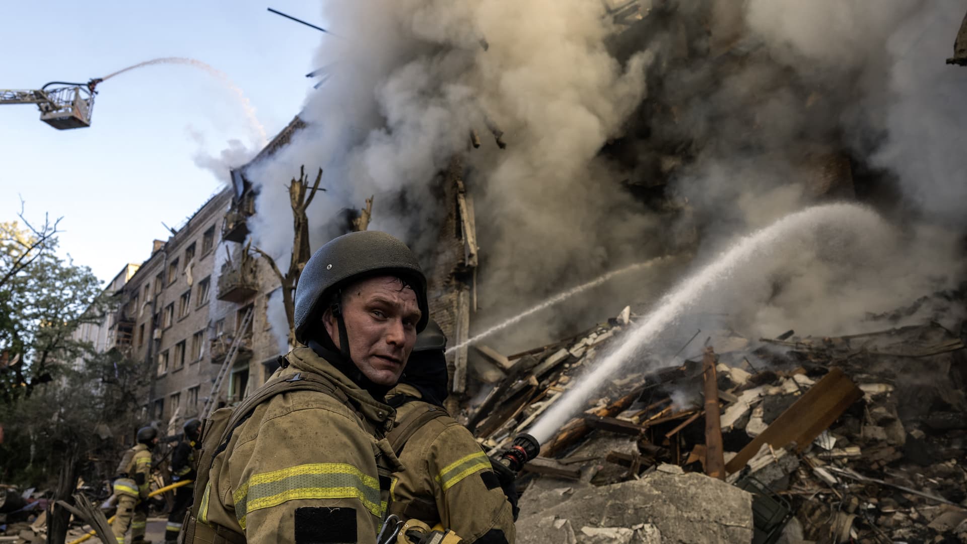 Russia hits Ukraine with hypersonic missile in massive attack on Kyiv
