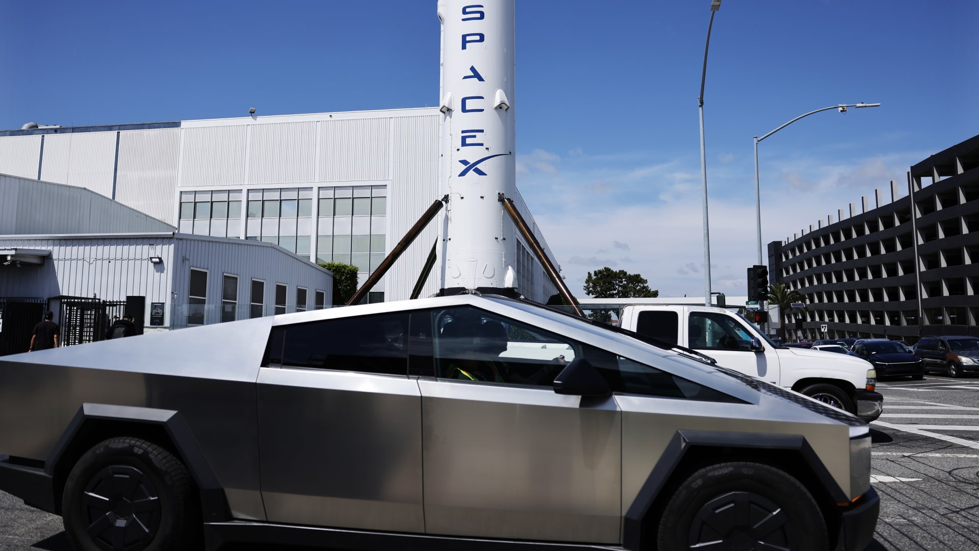 SpaceX wins .16 billion Space Force contract for threat-detection satellites