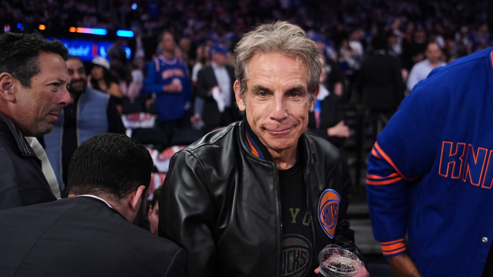 Ben Stiller welcomes a photo with Mike Brown’s wife, after Knicks coach said she was afraid to ask