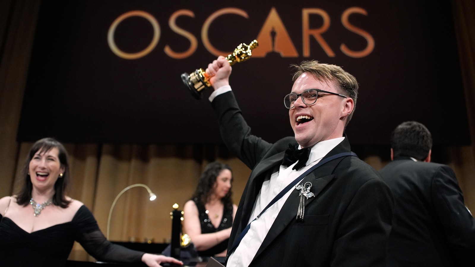 An Oscar is lost, then found, after director forced to check it on a flight out of JFK