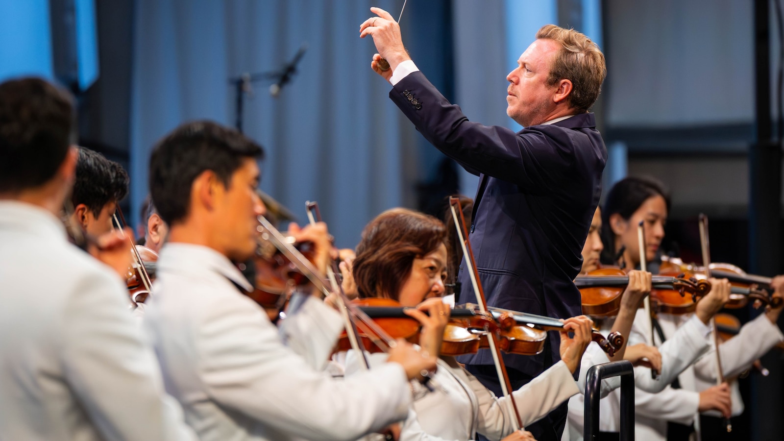 Daniel Harding, British conductor and pilot, to follow Dudamel as LA Philharmonic music director