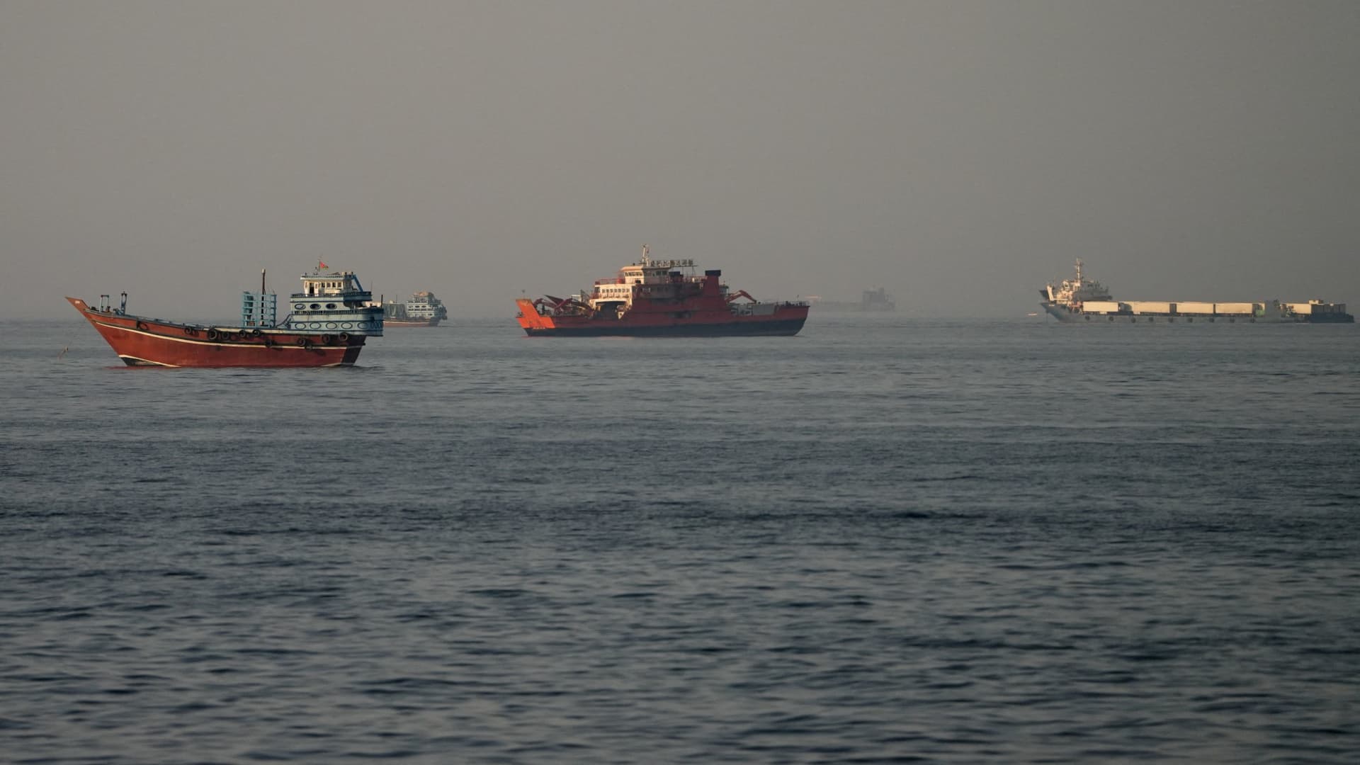 Oil prices fall; tanker bosses remain cautious on Hormuz transit