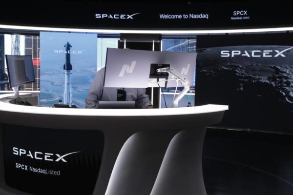 SpaceX options debut with tails looking `dangerous,’ strategist says