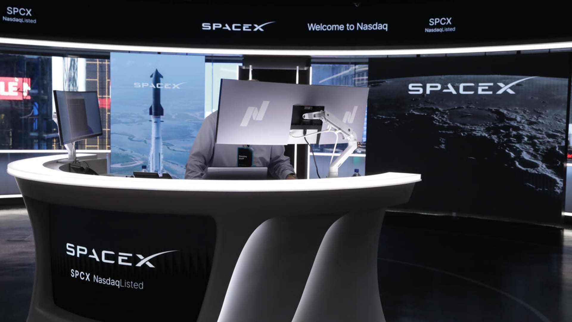 SpaceX options debut with tails looking `dangerous,’ strategist says
