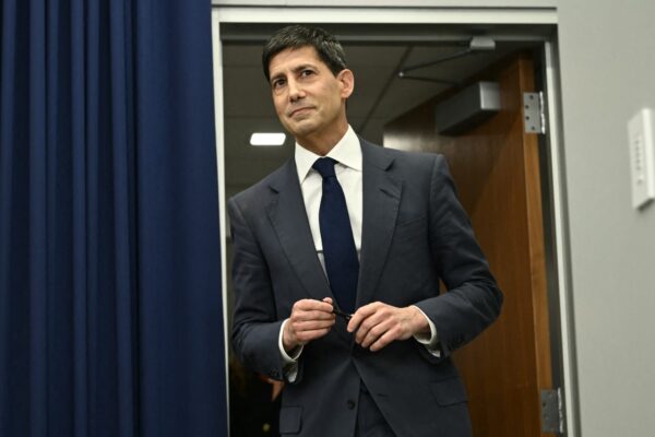 Chairman Warsh abstains from giving rate forecast as several members signal a hike in 2026