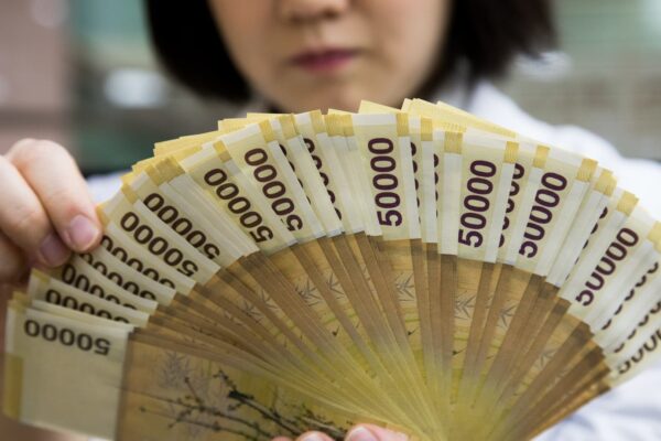 South Korea chip workers’ bonuses puts central bank on inflation alert